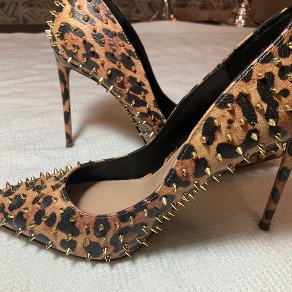 Steven Madden Pointy-Toe Stilletos Leopard with Gold Studs - Picture 2 of 4